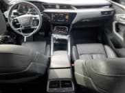 ✅ 2019 Audi e-tron Prestige • VIN: WA1VAAGEXKB006545 • Lot: 91778985. Wystawiony na Copart z przebiegiem 22 369 mil. Bezpłatny archiwum sprzedaży aukcyjnych z USA i szczegółowy raport historii pojazdu na DreamBid. Zdjęcie 8.