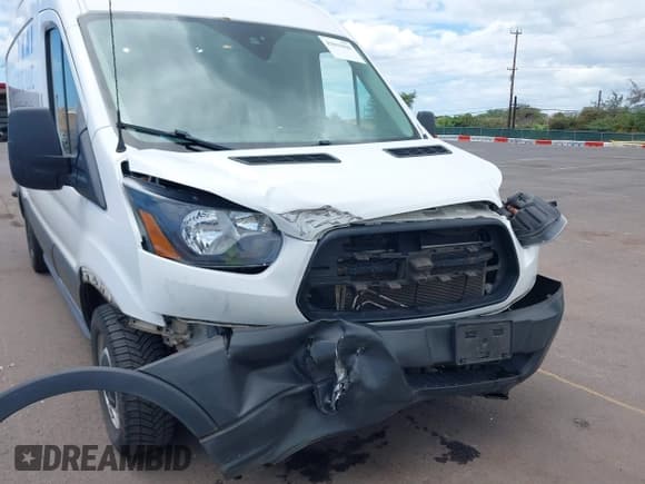 ✅ 2019 Ford Transit • VIN: 1FTYR2CM8KKB76756 • Lot: 42015010. Wystawiony na IAAI z przebiegiem 97 250 mil. Bezpłatny archiwum sprzedaży aukcyjnych z USA i szczegółowy raport historii pojazdu na DreamBid. Zdjęcie 6.