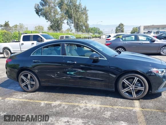 2023 Mercedes-Benz CLA 250 z VIN W1K5J4GB2PN412599, wystawiony jako IAAI lot #42912264 z przebiegiem 2 603 mil mil oraz . Historia ofert i sprzedaży dostępna na DreamBid. Obrazek 13.