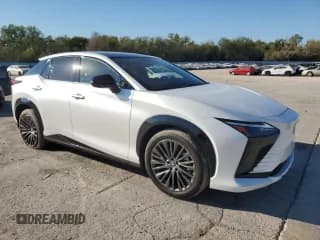 ✅ 2023 Lexus RZ 450e Premium • VIN: JTJAAAAB9PA014293 • Lot: 73701394. Wystawiony na Copart z przebiegiem 5 697 mil. Bezpłatny archiwum sprzedaży aukcyjnych z USA i szczegółowy raport historii pojazdu na DreamBid. Zdjęcie 4.