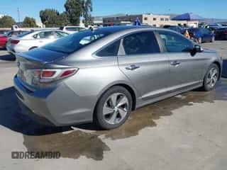 2017 Hyundai Sonata z VIN KMHE14L26HA074323, wystawiony jako IAAI lot #43610223 z przebiegiem 160 950 mil mil oraz . Historia ofert i sprzedaży dostępna na DreamBid. Obrazek 4.