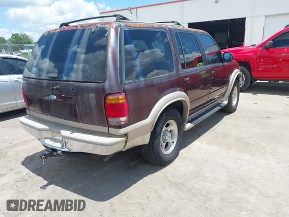 ✅ 1999 Ford Explorer XLT • VIN: 1FMDU32P2XUC31708 • Lot: 42243725. Wystawiony na IAAI z przebiegiem 239 411 mil. Bezpłatny archiwum sprzedaży aukcyjnych z USA i szczegółowy raport historii pojazdu na DreamBid. Zdjęcie 4.