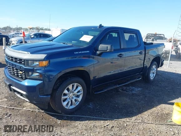 ✅ 2022 Chevrolet Silverado 1500 Custom • VIN: 1GCPYBEK8NZ226769 • Lot: 43565241. Wystawiony na IAAI z przebiegiem 39 608 mil. Bezpłatny archiwum sprzedaży aukcyjnych z USA i szczegółowy raport historii pojazdu na DreamBid. Zdjęcie 2.