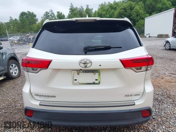 ✅ 2018 Toyota Highlander XLE • VIN: 5TDJZRFH0JS890820 • Lot: 42880478. Listed on IAAI with 131,509 mi. Free auction sales archive from the USA and detailed vehicle history report at DreamBid. Image 16.