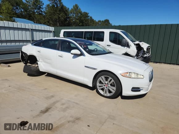 ✅ 2015 Jaguar XJ Portfolio • VIN: SAJWA2GZ8F8V82903 • Lot: 87187465. Wystawiony na Copart z przebiegiem 129 348 mil. Bezpłatny archiwum sprzedaży aukcyjnych z USA i szczegółowy raport historii pojazdu na DreamBid. Zdjęcie 4.
