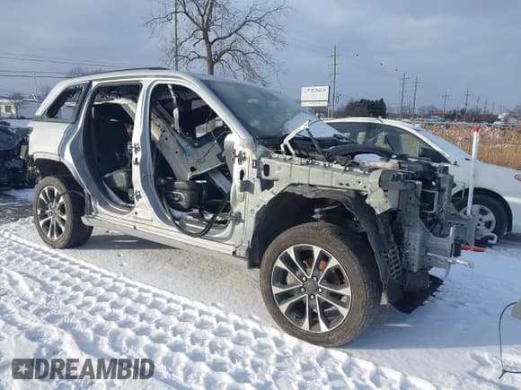 ✅ 2022 Jeep Grand Cherokee Overland • VIN: 1C4RJHDG1N8606751 • Лот: 41304666. Опубликован ранее на IAAI с пробегом Не указан. Бесплатный доступ к архиву аукционных продаж из США и подробный отчёт об истории автомобиля на DreamBid. Изображение 1.