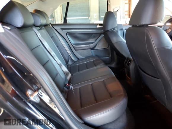 ✅ 2010 Volkswagen Jetta Limited Edition • VIN: 3VWAZ7AJXAM107563 • Лот: 68003905. Опубликован ранее на Copart с пробегом 158 616 миль. Бесплатный доступ к архиву аукционных продаж из США и подробный отчёт об истории автомобиля на DreamBid. Изображение 10.