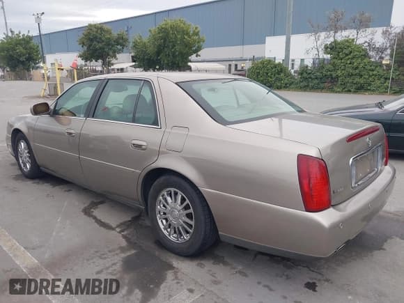 ✅ 2004 Cadillac DeVille DHS • VIN: 1G6KE54Y44U174887 • Lot: 43700283. Wystawiony na IAAI z przebiegiem 145 120 mil. Bezpłatny archiwum sprzedaży aukcyjnych z USA i szczegółowy raport historii pojazdu na DreamBid. Zdjęcie 3.