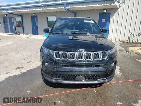 ✅ 2023 Jeep Compass Latitude Lux • VIN: 3C4NJDFNXPT569948 • Lot: 81313355. Wystawiony na Copart z przebiegiem 8 603 mil. Bezpłatny archiwum sprzedaży aukcyjnych z USA i szczegółowy raport historii pojazdu na DreamBid. Zdjęcie 14.