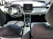 ✅ 2023 Toyota Corolla Cross L • VIN: 7MUAAABG2PV052714 • Lot: 51417815. Wystawiony na Copart z przebiegiem 39 458 mil. Bezpłatny archiwum sprzedaży aukcyjnych z USA i szczegółowy raport historii pojazdu na DreamBid. Zdjęcie 8.