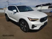 ✅ 2025 Volvo XC40 Plus Bright Theme • VIN: YV4L12UE6S2547385 • Lot: 54303065. Wystawiony na Copart z przebiegiem 3 158 mil. Bezpłatny archiwum sprzedaży aukcyjnych z USA i szczegółowy raport historii pojazdu na DreamBid. Zdjęcie 4.