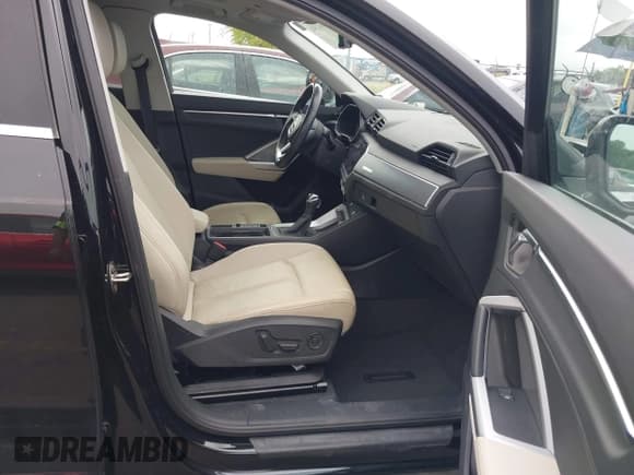 ✅ 2019 Audi Q3 Premium Plus • VIN: WA1BECF38K1064792 • Lot: 43262241. Wystawiony na IAAI z przebiegiem 56 677 mil. Bezpłatny archiwum sprzedaży aukcyjnych z USA i szczegółowy raport historii pojazdu na DreamBid. Zdjęcie 5.