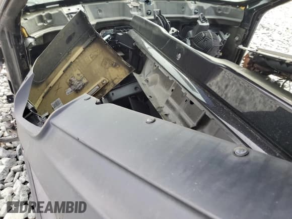 ✅ 2015 Dodge Challenger R/T Plus • VIN: 2C3CDZBTXFH787643 • Lot: 84819585. Wystawiony na Copart z przebiegiem Nie podano. Bezpłatny archiwum sprzedaży aukcyjnych z USA i szczegółowy raport historii pojazdu na DreamBid. Zdjęcie 8.