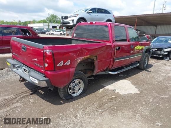 ✅ 2005 Chevrolet Silverado 2500HD LS • VIN: 1GCHK23UX5F970479 • Lot: 42342835. Wystawiony na IAAI z przebiegiem 259 879 mil. Bezpłatny archiwum sprzedaży aukcyjnych z USA i szczegółowy raport historii pojazdu na DreamBid. Zdjęcie 4.