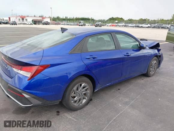 2024 Hyundai Elantra SEL z VIN KMHLM4DG5RU702252, wystawiony jako IAAI lot #43421527 z przebiegiem 18 819 mil mil oraz . Historia ofert i sprzedaży dostępna na DreamBid. Obrazek 4.