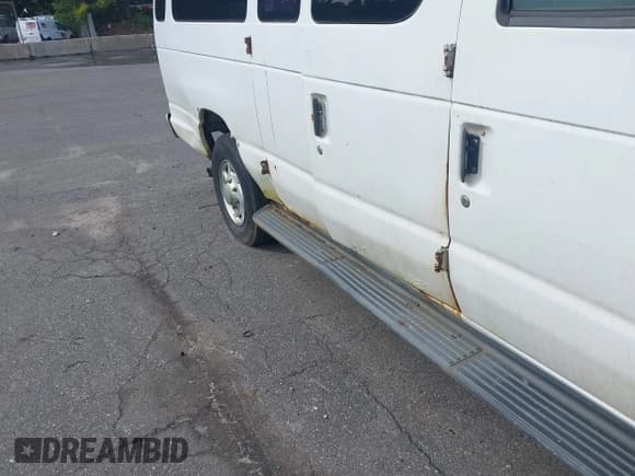 ✅ 2008 Ford Econoline Passenger XL • VIN: 1FBSS31L08DB35985 • Lot: 43173588. Wystawiony na IAAI z przebiegiem 288 048 mil. Bezpłatny archiwum sprzedaży aukcyjnych z USA i szczegółowy raport historii pojazdu na DreamBid. Zdjęcie 6.