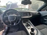 ✅ 2021 Dodge Challenger SXT • VIN: 2C3CDZAGXMH564648 • Lot: 47422344. Wystawiony na Copart z przebiegiem 11 538 mil. Bezpłatny archiwum sprzedaży aukcyjnych z USA i szczegółowy raport historii pojazdu na DreamBid. Zdjęcie 9.