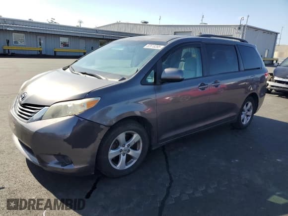 ✅ 2011 Toyota Sienna LE • VIN: 5TDKK3DC3BS089362 • Lot: 82618395. Wystawiony na Copart z przebiegiem 136 094 mil. Bezpłatny archiwum sprzedaży aukcyjnych z USA i szczegółowy raport historii pojazdu na DreamBid. Zdjęcie 1.