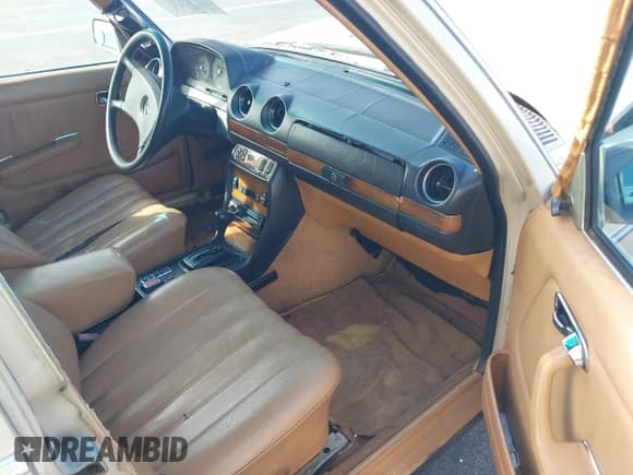 ✅ 1981 Mercedes-Benz 300 • VIN: WDBAB93A0BN004769 • Lot: 43684189. Wystawiony na IAAI z przebiegiem 306 130 mil. Bezpłatny archiwum sprzedaży aukcyjnych z USA i szczegółowy raport historii pojazdu na DreamBid. Zdjęcie 5.