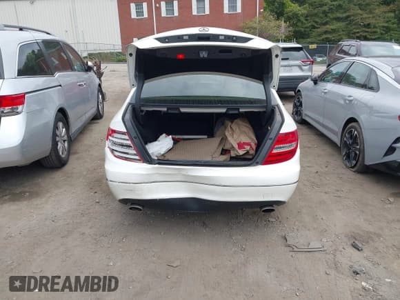 ✅ 2013 Mercedes-Benz C 300 Sport • VIN: WDDGF8AB7DG131716 • Лот: 43203790. Опубликован ранее на IAAI с пробегом 32 292 миль. Бесплатный доступ к архиву аукционных продаж из США и подробный отчёт об истории автомобиля на DreamBid. Изображение 17.