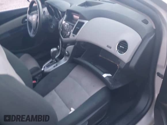 ✅ 2012 Chevrolet Cruze LS • VIN: 1G1PC5SH4C7143060 • Lot: 43389575. Wystawiony na IAAI z przebiegiem Nie podano mil. Skorzystaj z bezpłatnego archiwum sprzedaży aukcyjnych z USA i zobacz szczegółowy raport historii pojazdu na DreamBid. Zdjęcie 5.