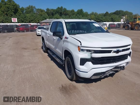 ✅ 2022 Chevrolet Silverado 1500 RST • VIN: 3GCUDEEDXNG634773 • Lot: 43339956. Wystawiony na IAAI z przebiegiem 77 414 mil. Bezpłatny archiwum sprzedaży aukcyjnych z USA i szczegółowy raport historii pojazdu na DreamBid. Zdjęcie 1.