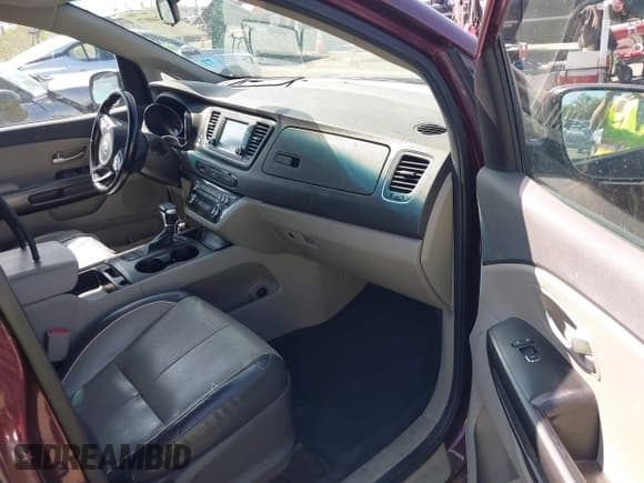 ✅ 2017 Kia Sedona LX • VIN: KNDMB5C17H6311348 • Lot: 43240071. Wystawiony na IAAI z przebiegiem 135 123 mil. Bezpłatny archiwum sprzedaży aukcyjnych z USA i szczegółowy raport historii pojazdu na DreamBid. Zdjęcie 5.