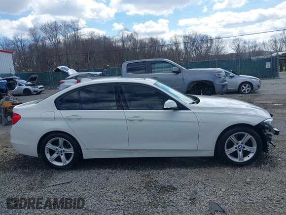 ✅ 2015 BMW 3 Series 328i • VIN: WBA3C1C56FK118629 • Lot: 41863460. Wystawiony na IAAI z przebiegiem 83 176 mil. Bezpłatny archiwum sprzedaży aukcyjnych z USA i szczegółowy raport historii pojazdu na DreamBid. Zdjęcie 14.