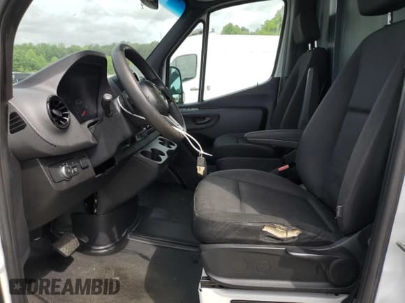 ✅ 2019 Mercedes-Benz Sprinter Cargo • VIN: WD3PF0CD8KT006426 • Lot: 57263295. Listed on Copart with 253,212 mi. Free auction sales archive from the USA and detailed vehicle history report at DreamBid. Image 7.