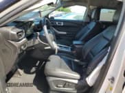 ✅ 2023 Ford Explorer XLT • VIN: 1FMSK7DH4PGB32963 • Lot: 84272525. Wystawiony na Copart z przebiegiem 18 793 mil. Bezpłatny archiwum sprzedaży aukcyjnych z USA i szczegółowy raport historii pojazdu na DreamBid. Zdjęcie 7.