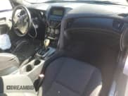 ✅ 2013 Hyundai Genesis Coupe 2.0T • VIN: KMHHT6KDXDU103370 • Lot: 82595385. Wystawiony na Copart z przebiegiem 125 658 mil. Bezpłatny archiwum sprzedaży aukcyjnych z USA i szczegółowy raport historii pojazdu na DreamBid. Zdjęcie 8.