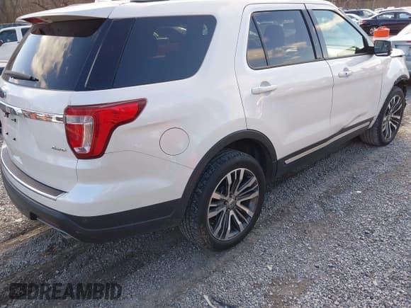 ✅ 2018 Ford Explorer XLT • VIN: 1FM5K8D85JGC12556 • Lot: 43737640. Wystawiony na IAAI z przebiegiem 162 338 mil. Bezpłatny archiwum sprzedaży aukcyjnych z USA i szczegółowy raport historii pojazdu na DreamBid. Zdjęcie 4.