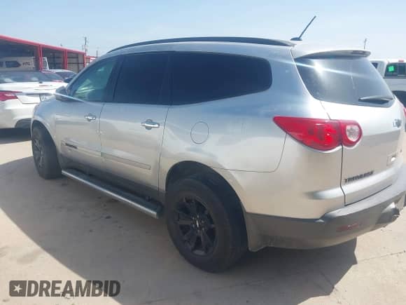 2009 Chevrolet Traverse LS z VIN 1GNER13D99S114300, wystawiony jako IAAI lot #42773329 z przebiegiem 179 551 mil mil oraz . Historia ofert i sprzedaży dostępna na DreamBid. Obrazek 3.