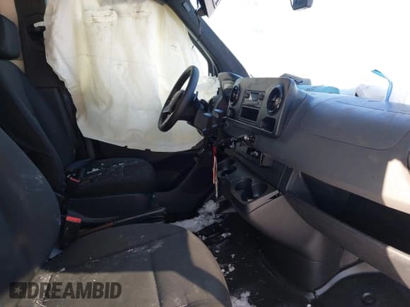 ✅ 2019 Mercedes-Benz Sprinter Cargo • VIN: WD4PF0CD5KP047777 • Lot: 41273923. Listed on IAAI with Not provided. Free auction sales archive from the USA and detailed vehicle history report at DreamBid. Image 5.