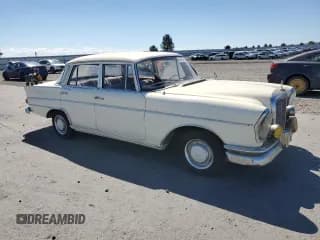 ✅ 1960 Mercedes-Benz 220 • VIN: 11101050007920 • Lot: 65199564. Wystawiony na Copart z przebiegiem 3 976 mil. Bezpłatny archiwum sprzedaży aukcyjnych z USA i szczegółowy raport historii pojazdu na DreamBid. Zdjęcie 4.