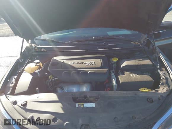 ✅ 2015 Chrysler 200 Limited • VIN: 1C3CCCAB8FN557700 • Lot: 43540085. Wystawiony na IAAI z przebiegiem 131 231 mil. Bezpłatny archiwum sprzedaży aukcyjnych z USA i szczegółowy raport historii pojazdu na DreamBid. Zdjęcie 10.