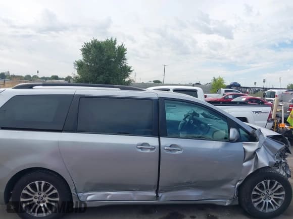 ✅ 2018 Toyota Sienna XLE • VIN: 5TDYZ3DC7JS911472 • Lot: 43216548. Wystawiony na IAAI z przebiegiem 149 610 mil. Bezpłatny archiwum sprzedaży aukcyjnych z USA i szczegółowy raport historii pojazdu na DreamBid. Zdjęcie 14.
