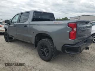 ✅ 2021 Chevrolet Silverado 1500 Custom Trail Boss • VIN: 3GCPYCEF9MG136067 • Lot: 74227774. Wystawiony na Copart z przebiegiem 59 888 mil. Bezpłatny archiwum sprzedaży aukcyjnych z USA i szczegółowy raport historii pojazdu na DreamBid. Zdjęcie 2.
