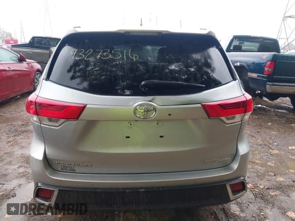 ✅ 2018 Toyota Highlander Limited Platinum • VIN: 5TDDZRFH1JS884053 • Lot: 43273516. Wystawiony na IAAI z przebiegiem 137 734 mil. Bezpłatny archiwum sprzedaży aukcyjnych z USA i szczegółowy raport historii pojazdu na DreamBid. Zdjęcie 16.