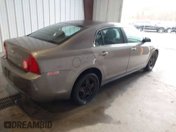 2011 Chevrolet Malibu 1FL z VIN 1G1ZA5EU4BF338359, wystawiony jako IAAI lot #43555052 z przebiegiem 185 824 mil mil oraz . Historia ofert i sprzedaży dostępna na DreamBid. Obrazek 4.