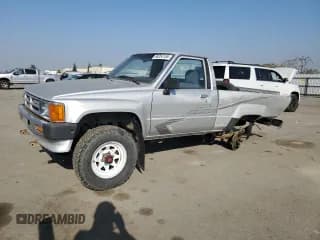 ✅ 1988 Toyota Pickup • VIN: JT4RN63AXJ5046472 • Lot: 89354155. Wystawiony na Copart z przebiegiem 174 295 mil. Bezpłatny archiwum sprzedaży aukcyjnych z USA i szczegółowy raport historii pojazdu na DreamBid. Zdjęcie 1.