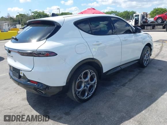✅ 2024 Alfa Romeo Tonale Veloce • VIN: ZASPATDW7R3051085 • Lot: 41596889. Wystawiony na IAAI z przebiegiem 15 729 mil. Bezpłatny archiwum sprzedaży aukcyjnych z USA i szczegółowy raport historii pojazdu na DreamBid. Zdjęcie 4.