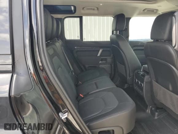 ✅ 2023 Land Rover Defender X-Dynamic SE • VIN: SALE2EEU5P2146443 • Lot: 61043395. Wystawiony na Copart z przebiegiem 30 049 mil. Bezpłatny archiwum sprzedaży aukcyjnych z USA i szczegółowy raport historii pojazdu na DreamBid. Zdjęcie 10.