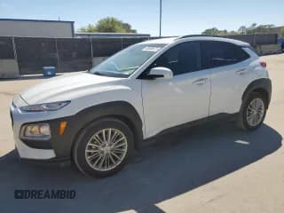 ✅ 2021 Hyundai Kona SEL • VIN: KM8K22AA9MU649165 • Лот: 48098675. Опубликован ранее на Copart с пробегом 60 907 миль. Бесплатный доступ к архиву аукционных продаж из США и подробный отчёт об истории автомобиля на DreamBid. Изображение 1.