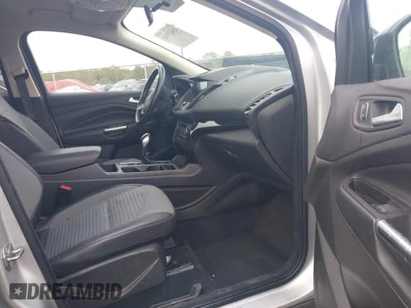 ✅ 2019 Ford Escape SE • VIN: 1FMCU9GDXKUC43174 • Lot: 43437748. Wystawiony na IAAI z przebiegiem 72 746 mil. Bezpłatny archiwum sprzedaży aukcyjnych z USA i szczegółowy raport historii pojazdu na DreamBid. Zdjęcie 5.