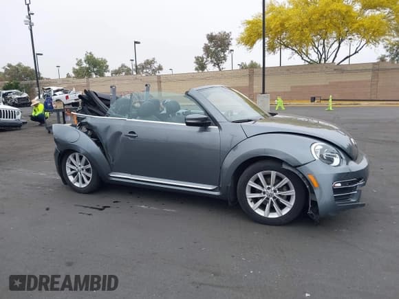 ✅ 2018 Volkswagen Beetle S • VIN: 3VW5DAAT3JM506023 • Lot: 42414886. Listed on IAAI with 33,424 mi. Free auction sales archive from the USA and detailed vehicle history report at DreamBid. Image 14.