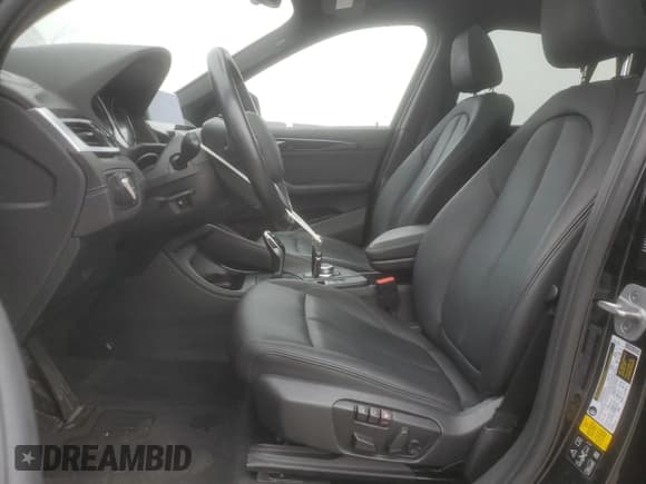 ✅ 2021 BMW X1 xDrive28i • VIN: WBXJG9C08M5T33672 • Lot: 93660095. Wystawiony na Copart z przebiegiem 43 031 mil. Bezpłatny archiwum sprzedaży aukcyjnych z USA i szczegółowy raport historii pojazdu na DreamBid. Zdjęcie 7.