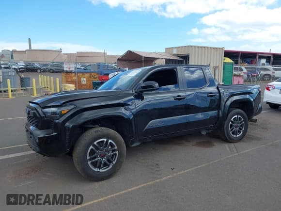✅ 2024 Toyota Tacoma SR5 • VIN: 3TYKB5FN9RT011709 • Lot: 42475443. Wystawiony na IAAI z przebiegiem 11 357 mil. Bezpłatny archiwum sprzedaży aukcyjnych z USA i szczegółowy raport historii pojazdu na DreamBid. Zdjęcie 6.