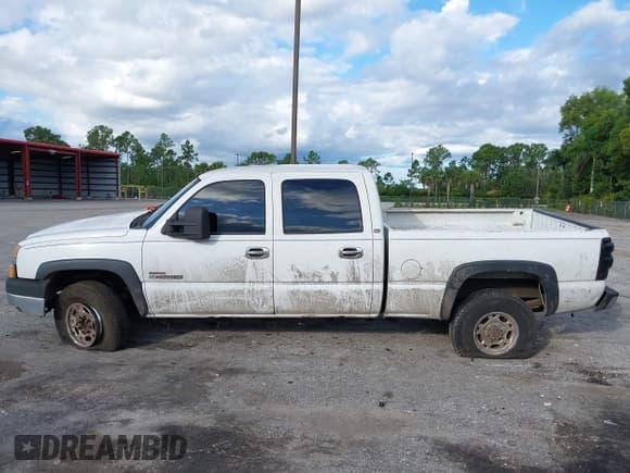 ✅ 2004 Chevrolet Silverado 2500HD LS • VIN: 1GCHC23284F256117 • Lot: 43453043. Wystawiony na IAAI z przebiegiem 327 650 mil. Bezpłatny archiwum sprzedaży aukcyjnych z USA i szczegółowy raport historii pojazdu na DreamBid. Zdjęcie 15.