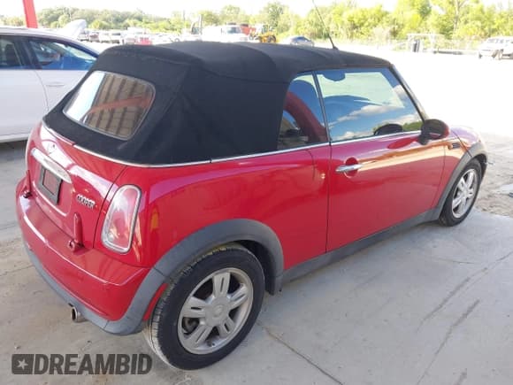 ✅ 2008 MINI Convertible • VIN: WMWRF33518TG18288 • Lot: 43515441. Wystawiony na IAAI z przebiegiem 125 759 mil. Bezpłatny archiwum sprzedaży aukcyjnych z USA i szczegółowy raport historii pojazdu na DreamBid. Zdjęcie 4.